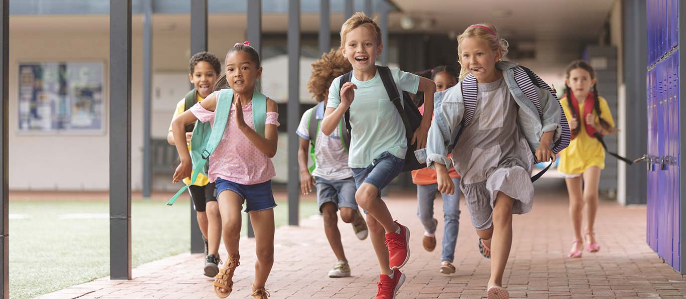 Scolarité en Loir-et-Cher- Des enfants courent à la fin de la journée.